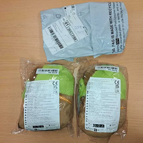 Jouet en peluche brun et vert en forme de capybara portant un couvre-chef de grenouille et un masque de grenouille détachable. Produit vendu en ligne, notamment via Shein (identifiant unique: sl25060321981221271).