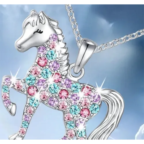 Collier avec pendentif de cheval et pierres colorées. Produit vendu en ligne, notamment via www.lightinthebox.com