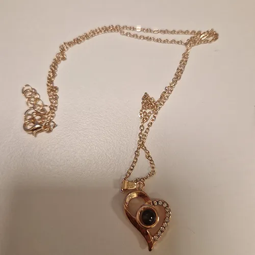 Collier en forme de coeur. Produit vendu en ligne, notamment via www.accessoirer.no