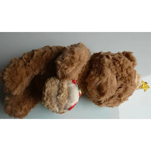 Jouet doux, en forme d'ours en peluche brun avec un chapeau d'anniversaire tenant un gâteau dans ses mains. Produit vendu en ligne, notamment via Shein.
