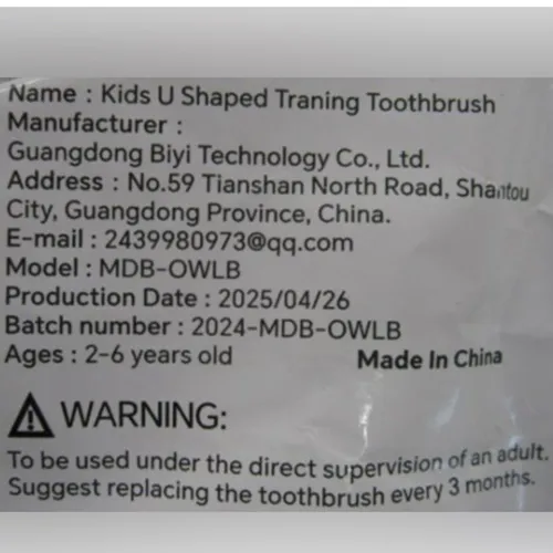 Brosse à dents / jouet de dentition en forme de U avec poignée rose et autocollant hibou pour se brosser les dents et masser les gencives. En raison de sa valeur ajoutée (caractère animal) et de sa facilité de manipulation, il est également reconnu comme un jouet adapté aux enfants de moins de 36 mois. Produit vendu en ligne, notamment via Temu.