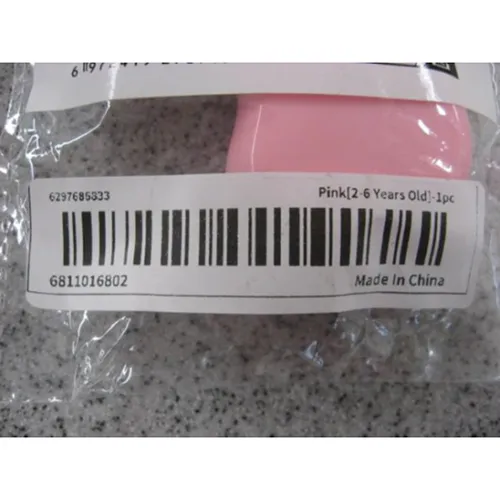 Brosse à dents / jouet de dentition en forme de U avec poignée rose et autocollant hibou pour se brosser les dents et masser les gencives. En raison de sa valeur ajoutée (caractère animal) et de sa facilité de manipulation, il est également reconnu comme un jouet adapté aux enfants de moins de 36 mois. Produit vendu en ligne, notamment via Temu.