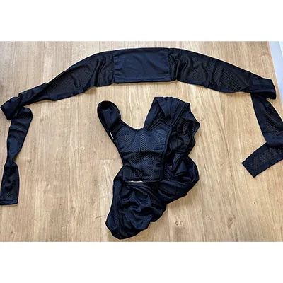 Écharpe bébé en deux parties sans ouvertures intégrées des jambes, noire à l'extérieur, avec un tissu en maille en tissu et des inserts rembourrés blancs dans certaines parties. Produit vendu en ligne, notamment via AliExpress (identifiants uniques: 005007565256736-12000041320277361).