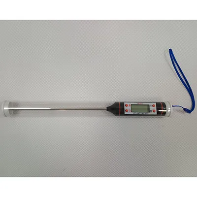 Thermomètre numérique avec écran LCD et quatre boutons rouges. Produit vendu en ligne, notamment via www.nay.sk.