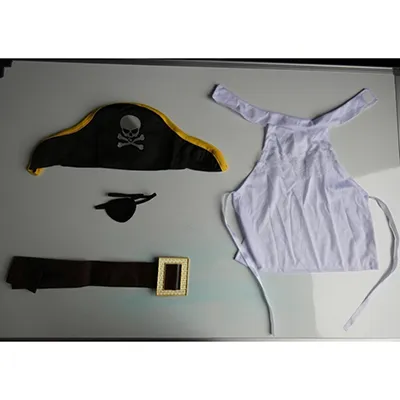 Costume de pirate, destiné aux enfants, composé d'un pantalon noir, rouge et jaune, d'une veste noire et jaune avec de faux boutons en forme de bijou jaune translucide, d'un bavoir blanc avec de la dentelle, d'une ceinture, d'un chapeau avec une photo d'un crâne dessus et d'une tache d'œil en feutre noir maintenue en place par une bande élastique. Produit vendu en ligne, notamment via Temu (identifiant unique: 601102693958226).