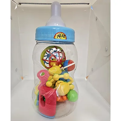 Ensemble de hochets de jouets, destinés aux bébés, dans un emballage en forme de bouteille, y compris des hochets de différentes formes et couleurs.