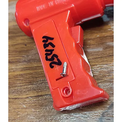 Mégaphone jouet rouge. Produit vendu en ligne, notamment via Temu.