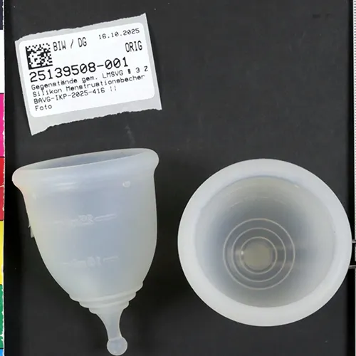 Coupe menstruelle en silicone blanc translucide. Produit vendu en ligne, notamment via Temu (identifiant unique du produit: 601100165351839).