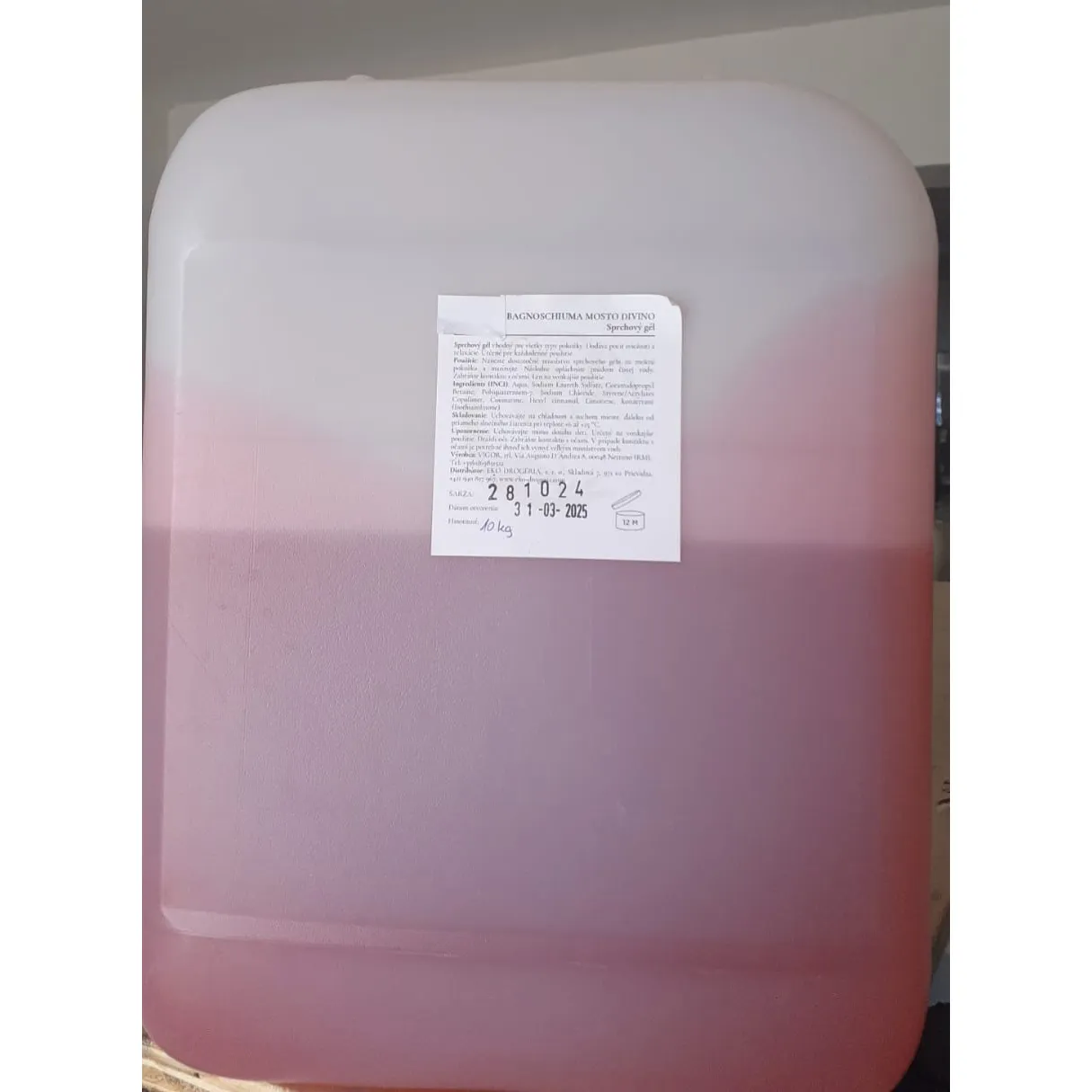 Deux types de gels douche, 25 kg, et Bagnoschiuma Mosto Divino, 10 kg, en boîte en vrac.