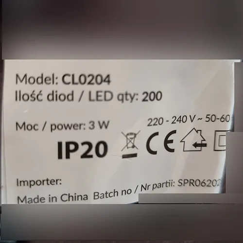 Chaîne d'éclairage à cordes avec 200 lumières LED non remplaçables, tension nominale 220-240 V, puissance nominale 3 W, annoncée comme ayant la classe de sécurité II.