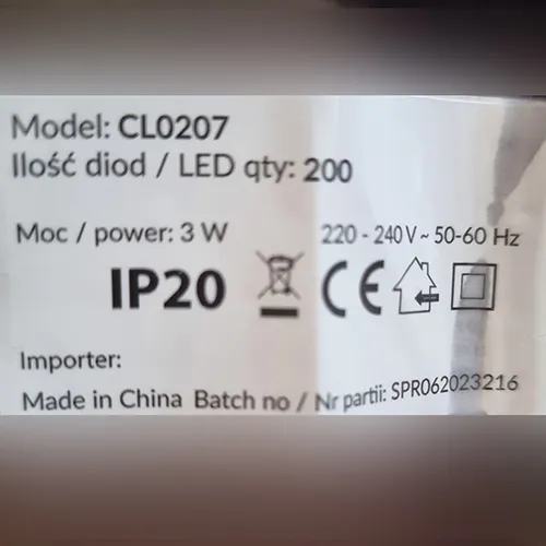 Chaîne d'éclairage à cordes avec 200 lumières LED non remplaçables, tension nominale 220-240 V, puissance nominale 3 W, annoncée comme ayant la classe de sécurité II.