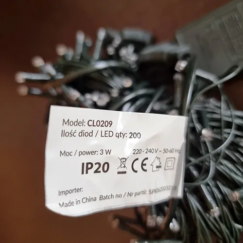 Chaîne d'éclairage à cordes avec 200 lumières LED non remplaçables, tension nominale 220-240 V, puissance nominale 3 W, annoncée comme ayant la classe de sécurité II.