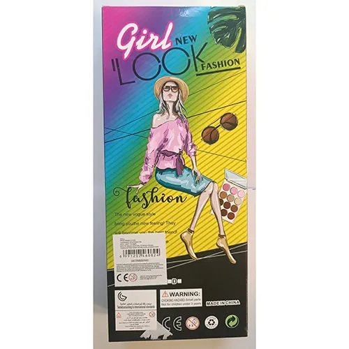 Poupée en plastique avec accessoires textiles.