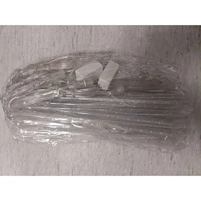 Chaîne d'éclairage composée de huit tubes lumineux LED. Produit vendu en ligne, notamment via AliExpress (identifiant unique du produit: 1005007168031947).