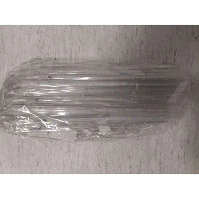 Chaîne d'éclairage composée de huit tubes lumineux LED. Produit vendu en ligne, notamment via AliExpress (identifiant unique du produit: 1005007168031947).