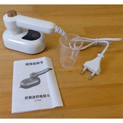 Mini fer à repasser électrique. Produit vendu en ligne, notamment via AliExpress (Identifiant du produit: 1005008618773935).