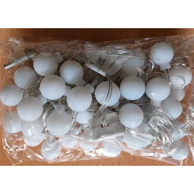 Chaîne d'éclairage avec 40 lumières LED. Produit vendu en ligne, notamment via Shein (identifiant unique: sj25032132433374416).