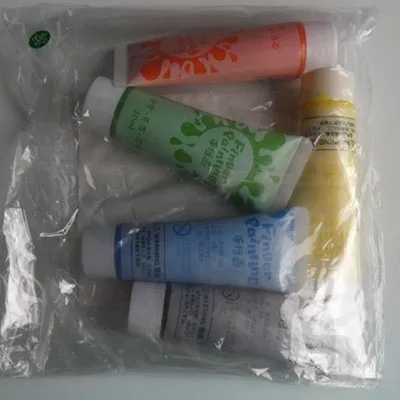 Ensemble de tubes de peinture au doigt en cinq couleurs différentes: blanc, noir, rouge, vert et jaune. Produit vendu en ligne, notamment via SHEIN.
