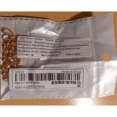 Collier en métal doré avec perles et pierres décoratives en métal. Produit vendu en ligne, notamment via Shein (identifiant unique: sj25032132433374416).