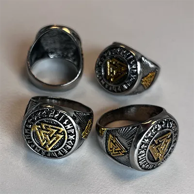 Bague de couleur argentée avec un motif. Produit vendu en ligne, notamment via www.lightinthebox.com.