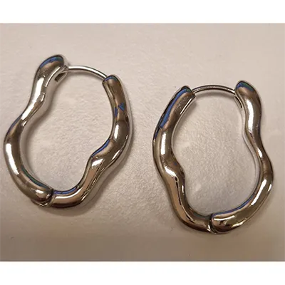 Boucles d'oreilles argentées. Produit vendu en ligne, notamment via AliExpress.