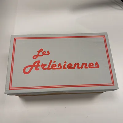 Sandales Tan en PVC. La sandale a deux bretelles avec boucles.