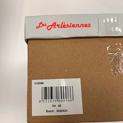 Sandales Tan en PVC. La sandale a deux bretelles avec boucles.