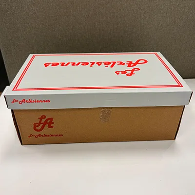 Sandales Tan en PVC. La sandale a deux bretelles avec boucles.