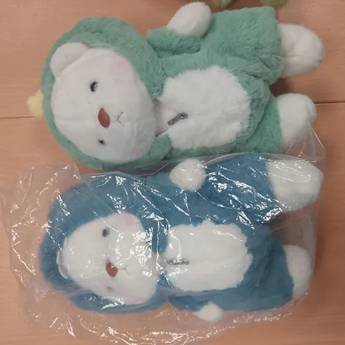 Ensemble de peluches d'ours blanc, l'un portant une tenue amovible. Produit vendu en ligne notamment via TikTok