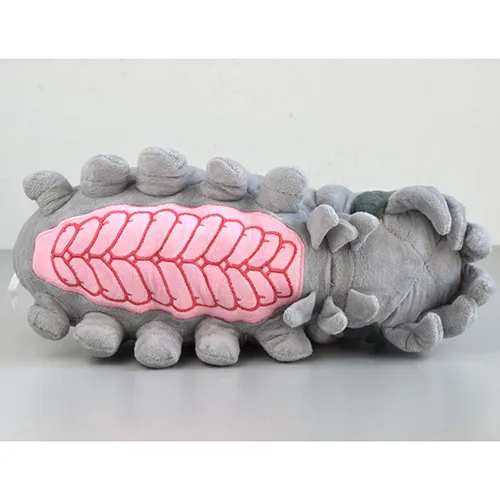 Figure en peluche grise en forme d'animal avec une couverture en peluche rose sur le ventre.