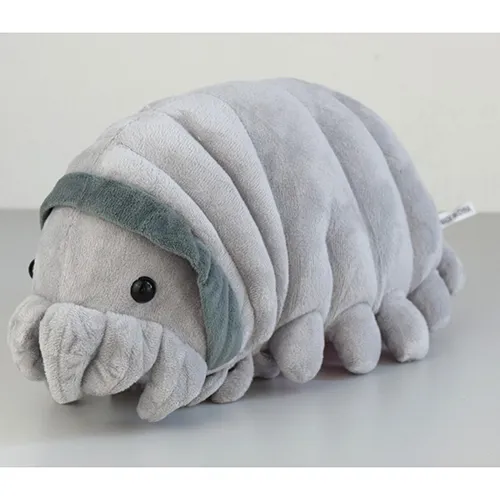 Figure en peluche grise en forme d'animal avec une couverture en peluche rose sur le ventre.