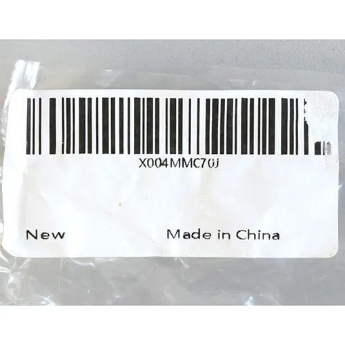 Figure en peluche grise en forme d'animal avec une couverture en peluche rose sur le ventre.