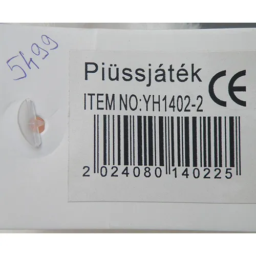 Jouet en peluche blanche en forme d'ours avec un collier rouge clouté de clous en forme d'os.