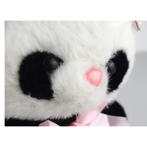 Jouet de panda en peluche noir et blanc avec un ruban rose autour du cou.