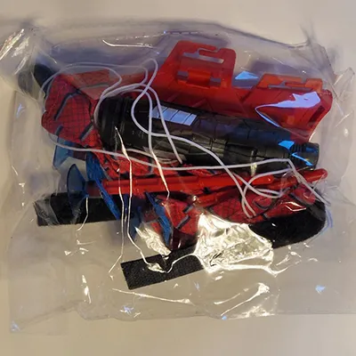 Gant avec un mécanisme de déclenchement et des fléchettes d'aspiration. Produit vendu en ligne, notamment via Shein (identifiant unique: sl25060350202153043).