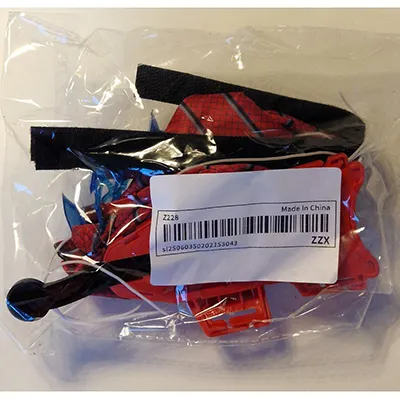 Gant avec un mécanisme de déclenchement et des fléchettes d'aspiration. Produit vendu en ligne, notamment via Shein (identifiant unique: sl25060350202153043).