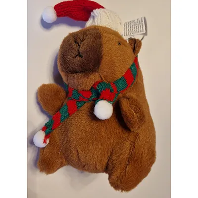 Jouet doux en forme de capybara avec un foulard, un chapeau de Noël et un porte-clés. Produit vendu en ligne, notamment via SHEIN (Identifiant unique: sl25090928921762626).