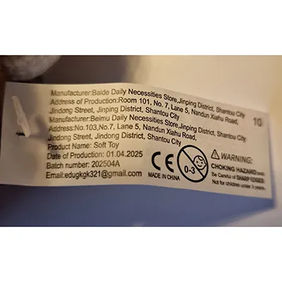 Jouet doux en forme de capybara avec un foulard, un chapeau de Noël et un porte-clés. Produit vendu en ligne, notamment via SHEIN (Identifiant unique: sl25090928921762626).