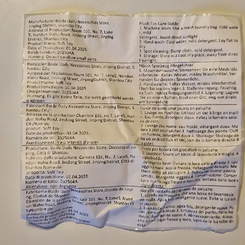 Jouet doux en forme de capybara avec un foulard, un chapeau de Noël et un porte-clés. Produit vendu en ligne, notamment via SHEIN (Identifiant unique: sl25090928921762626).