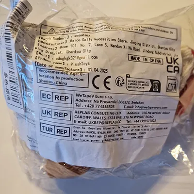 Jouet doux en forme de capybara avec un foulard, un chapeau de Noël et un porte-clés. Produit vendu en ligne, notamment via SHEIN (Identifiant unique: sl25090928921762626).