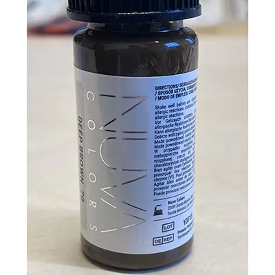 Mélange pour maquillage permanent dans une bouteille en plastique avec un bouchon noir, 15 ml. Produit vendu en ligne, notamment via www.kwadron.pl