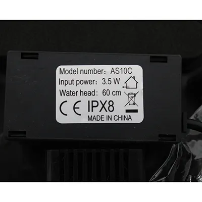 Fontaine en plastique noir avec panneau solaire. Produit vendu en ligne, notamment via www.kaup24.ee.