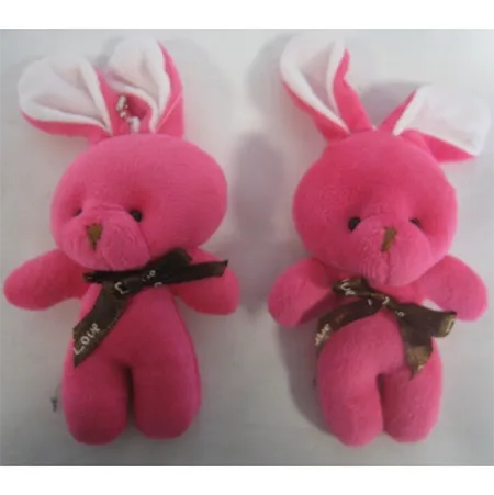 Ensemble de deux peluches roses en peluche en forme de lapins avec un nœud papillon brun et une chaîne à billes en métal attachée à une boucle de tissu blanc entre ses oreilles. Produit vendu en ligne, notamment via AliExpress (identifiant unique du produit: 1005003409385730).