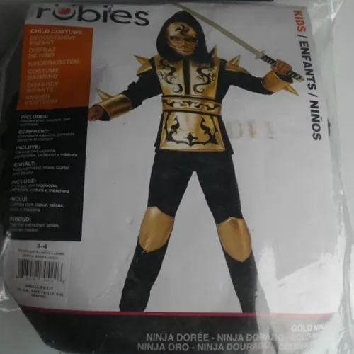 Costume de ninja destiné aux enfants âgés de 3 à 4 ans, composé d'une chemise à capuche, d'un pantalon, d'une ceinture et d'un masque. Produit vendu en ligne, notamment via Shein.