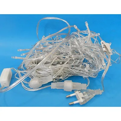 Chaîne d'éclairage décoratif qui peut être élargie avec des membres supplémentaires. Tension de 220-240 V, fréquence de 50/60 Hz et puissance nominale de 9 W.