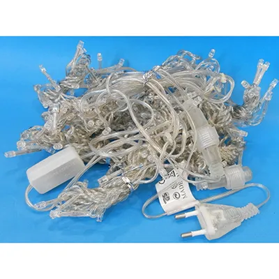 Chaîne d'éclairage décoratif, 2 mètres x 1,5 mètres, en forme de rideau avec des membres supplémentaires extensibles. Données techniques: 220 V - 240 V; 50 Hz/60 Hz; 13 W, classe 0.