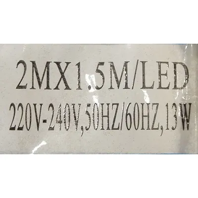 Chaîne d'éclairage décoratif, 2 mètres x 1,5 mètres, en forme de rideau avec des membres supplémentaires extensibles. Données techniques: 220 V - 240 V; 50 Hz/60 Hz; 13 W, classe 0.