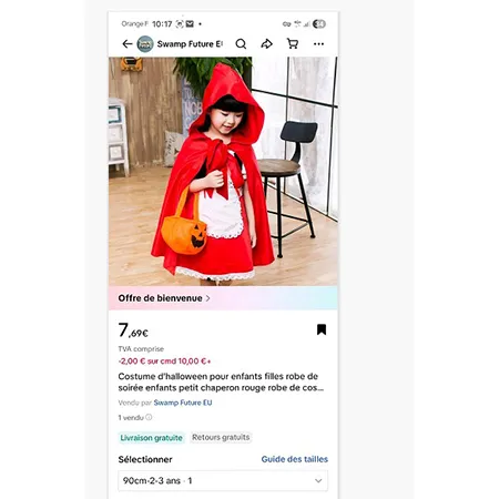 Costume fantaisiste de Little Red Riding Hood composé d'un bandeau rouge, d'un sac en forme de citrouille, d'un tablier blanc, d'une robe blanche, noire et rouge et d'une cape à capuche rouge. Produit vendu en ligne, notamment via TikTok.