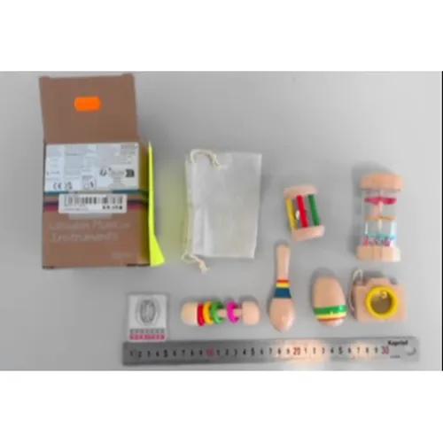 Ensemble de jouets Montessori contenant 6 pièces individuelles d'instruments de musique en bois, y compris une caméra, un œuf, un maraca, des anneaux en saillie, des hochets roulants en bois. Produit vendu en ligne, notamment via Shein.