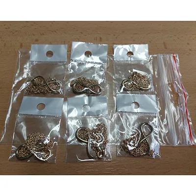 Collier de couleur or, 490 mm de long avec un pendentif infini de couleur or mesurant 31x13 mm. Produit vendu en ligne, notamment via eshop.drevotok.sk.